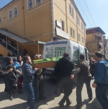 Üzerine demir kapı düşen çocuk yaşamını yitirdi