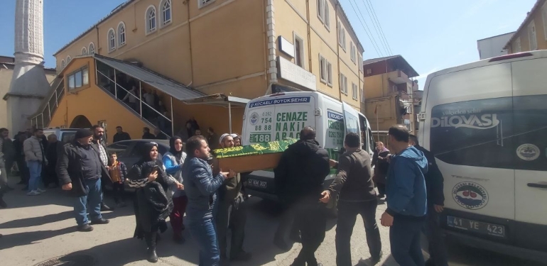 Üzerine demir kapı düşen çocuk yaşamını yitirdi