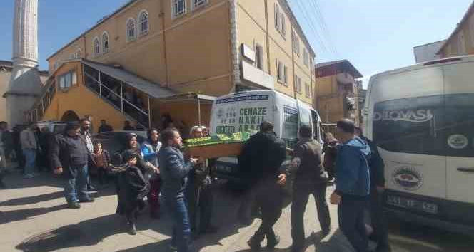 Üzerine demir kapı düşen çocuk yaşamını yitirdi