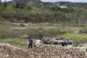 Yaklaşık 70 metre yuvarlanan çöp kamyonundan dışarıya fırladı