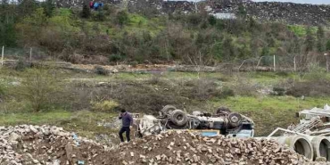 Yaklaşık 70 metre yuvarlanan çöp kamyonundan dışarıya fırladı