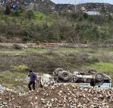 Yaklaşık 70 metre yuvarlanan çöp kamyonundan dışarıya fırladı