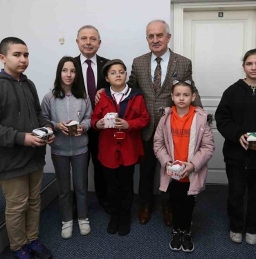 Yarışmada dereceye giren öğrencilere Başkan Aygün ’den ödül