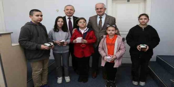 Yarışmada dereceye giren öğrencilere Başkan Aygün ’den ödül