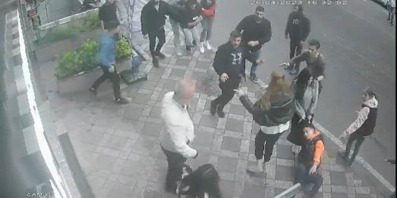 Kentin göbeğinde bıçaklı kavga: Kızlı erkekli iki grup birbirine girdi, 3 kişi yaralandı