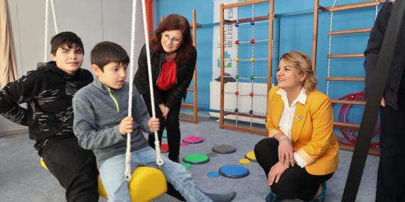 Özel bireyler bu merkezde eğlenerek öğreniyorlar