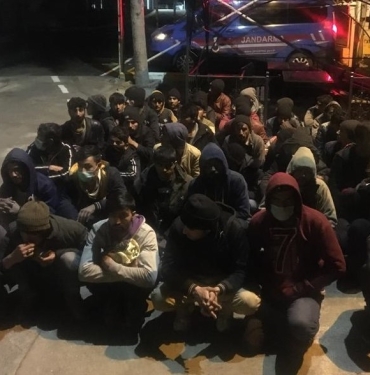 KOCAELİ'DE 25 DÜZENSİZ GÖÇMEN YAKALANDI