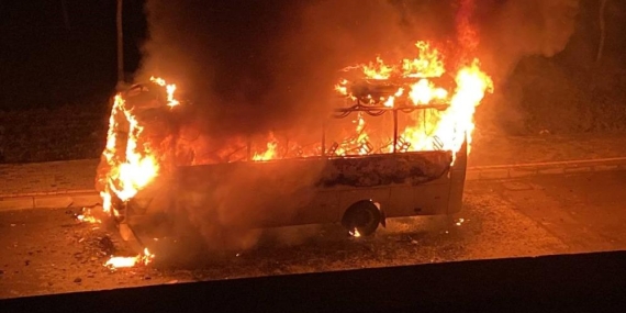 İşçi servisi alev alev yandı, facianın eşiğinden dönüldü