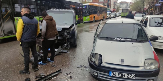 Hafif ticari araç ile otomobil çarpıştı: 1 yaralı