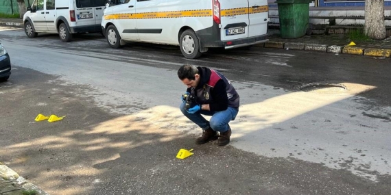 Yolda yürürken dehşeti yaşadı: Otomobilden ateş açıldı