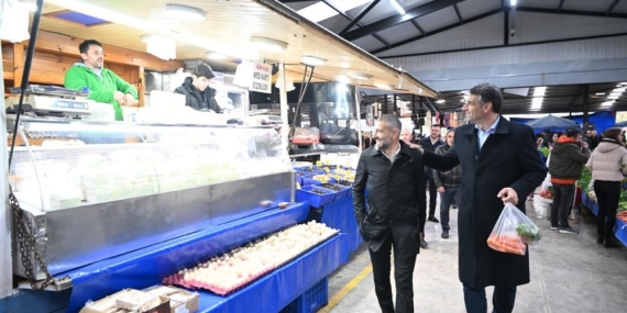 Başkan Kocaman pazar alışverişinde