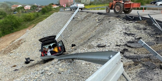 Hafif ticari aracın şarampole uçmasını demir bariyer önledi: 1 yaralı