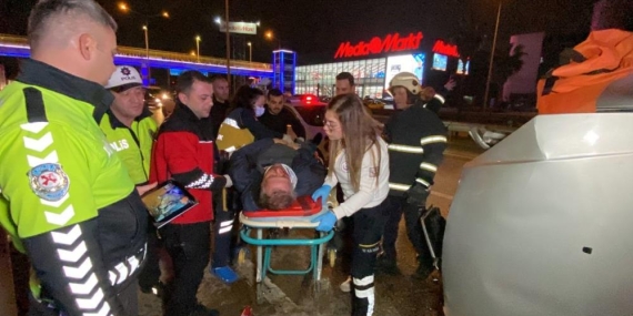 Bariyerlere çarpan hafif ticari araç devrildi : 1 yaralı