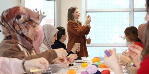 Hem nakış öğreniyor hem de streslerini atıyorlar