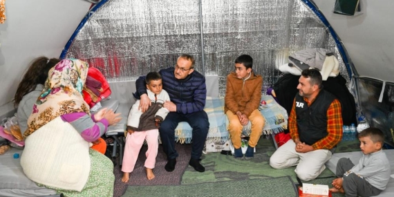 Vali Yavuz, deprem zamanında olduğu gibi bayramın ilk gününde de Kahramanmaraş’ta