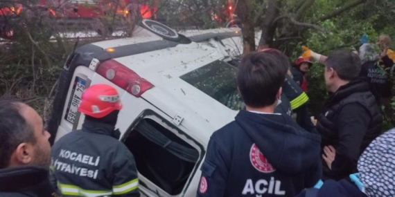TEM ’de servis minibüsü şarampole yuvarlandı: Çok sayıda yaralı var