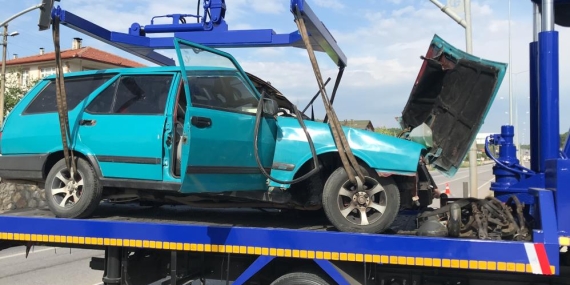 Lastiği kopan otomobil trafik lambaları direğine çarptı: 2’si çocuk 4 yaralı