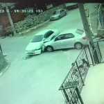 KAZADA OTOMOBİL YOKUŞTAN AŞAĞI SAVRULARAK BİNA DUVARINA ÇARPTI OTOMOBİLİN BİNA DUVARINA ÇARPTIĞI KAZA, SANİYE SANİYE GÜVENLİK KAMERASINA YANSIDI