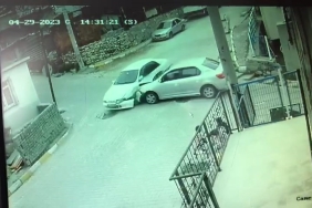 KAZADA OTOMOBİL YOKUŞTAN AŞAĞI SAVRULARAK BİNA DUVARINA ÇARPTI OTOMOBİLİN BİNA DUVARINA ÇARPTIĞI KAZA, SANİYE SANİYE GÜVENLİK KAMERASINA YANSIDI