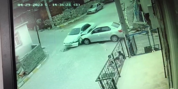 Kazada otomobil yokuştan aşağı savrularak bina duvarına çarptı