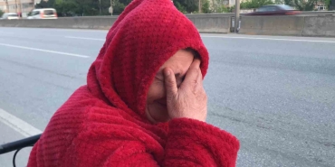 Akülü tekerlekli sandalyesiyle yolda kalan kadının sözleri yürek dağladı: