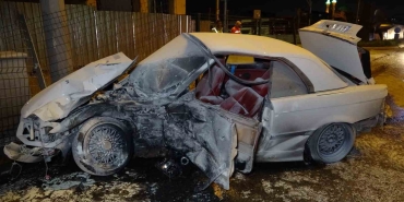 Alev alan otomobildeki sürücüyü akaryakıt istasyonu çalışanları yanmaktan son anda kurtardı