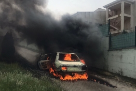 Alev alev yanan otomobil hurda yığınına döndü