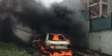 Alev alev yanan otomobil hurda yığınına döndü