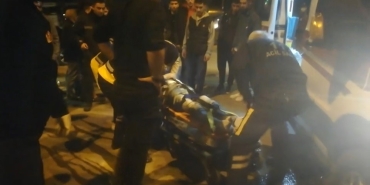 Alev alev yanan otomobilin sürücüsü hayatını kaybetti