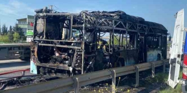 Alevlere teslim olan belediye otobüsü demir yığınına döndü