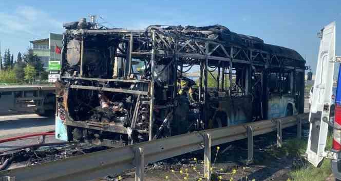 Alevlere teslim olan belediye otobüsü demir yığınına döndü