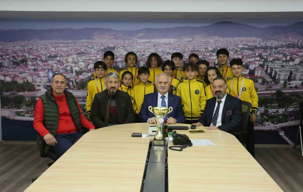 Alparslan Ortaokulu ’ndan Kocaeli şampiyonluğu