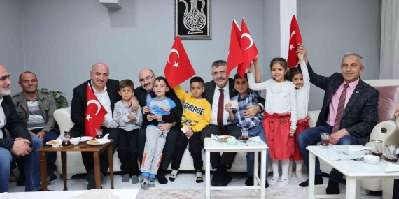 Başkan Bıyık, Türkiye yüzyılı için kapı kapı geziyor