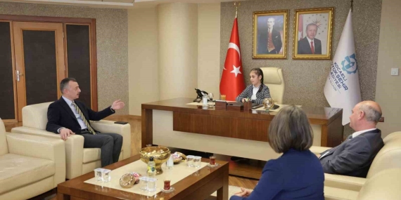 Başkan Büyükakın makamını Azranur ’a bıraktı