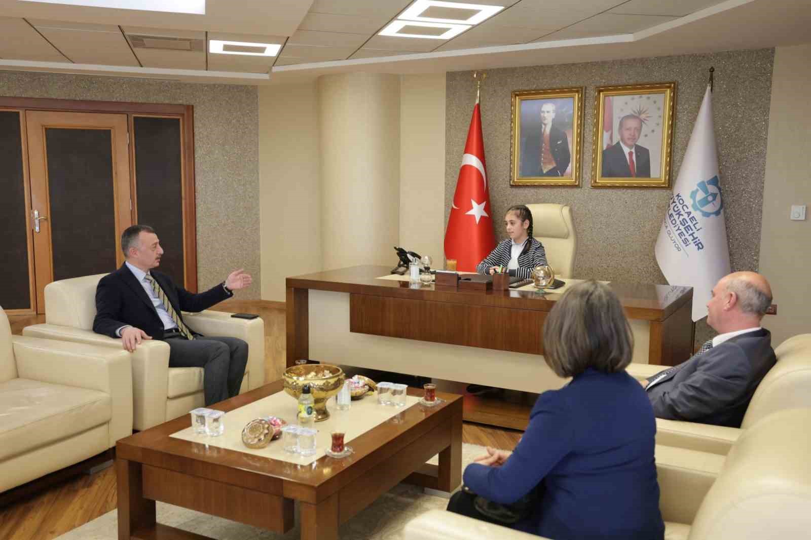 Başkan Büyükakın makamını Azranur ’a bıraktı