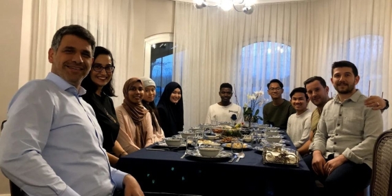 Başkan Kocaman, yabancı öğrencilere evinde iftar verdi