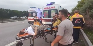 Bayram tatili için yola çıkan minibüs TEM ’de devrildi: 13 yaralı