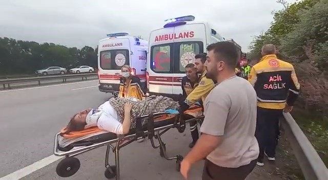 Bayram tatili için yola çıkan minibüs TEM ’de devrildi: 13 yaralı