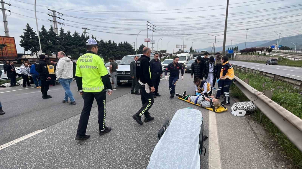 Bayram ziyaretine giden ailenin bulunduğu araç yan yattı: 3 ’ü çocuk 8 yaralı