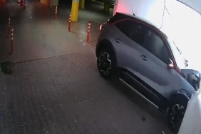 Bir gün önce satın aldığı engelli aracıyla kaza yaptı, o anlar kamerada