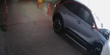 Bir gün önce satın aldığı engelli aracıyla kaza yaptı, o anlar kamerada