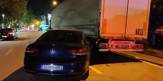 Cep telefonuna bakmak isterken park halindeki tıra çarptı: 3 yaralı