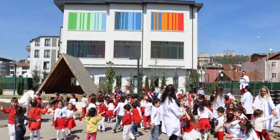 Çınar Çocuk Evi ’nde erken 23 Nisan coşkusu