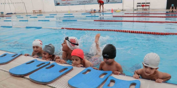 Çınar Çocuk Evi ’nin minikleri yüzme derslerine başladı