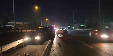 D-100 ’de otomobil, hafif ticari araca çarptı