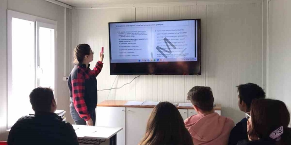 Deprem bölgesinde lise öğrencilerine destek eğitim kursu