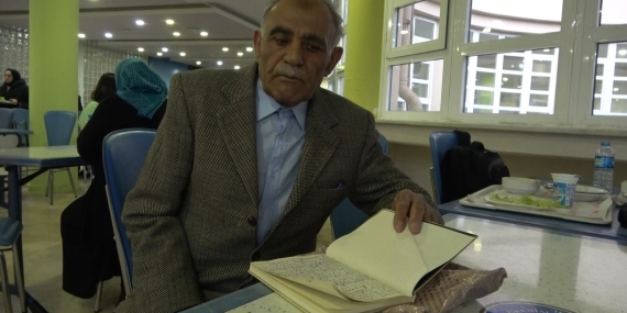 Depremzede 77 yaşındaki Umut dede, yaşadığı acıları şiire döktü