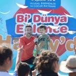 depremzede-cocuklar-lemi-filozof-ve-onur-erol-ile-bayramin-tadini-cikardi