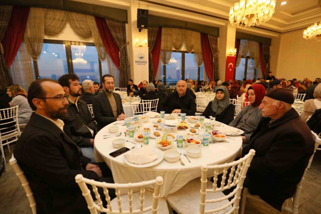 Derince ’de depremzedeler iftarda bir araya geldi