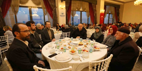 Derince ’de depremzedeler iftarda bir araya geldi